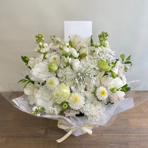 白基調のお供えアレンジメント