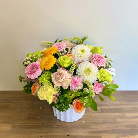 お供え用 季節のお任せ 明るい洋花 アレンジメント