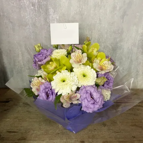 お供え用 季節の花で白ブルー系アレンジメント画像