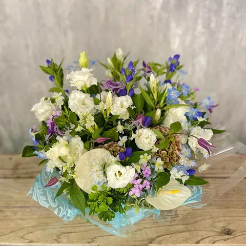 季節の花のピンク系アレンジ画像