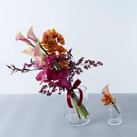 バーガンディカラーで季節の花のウエディングブーケ