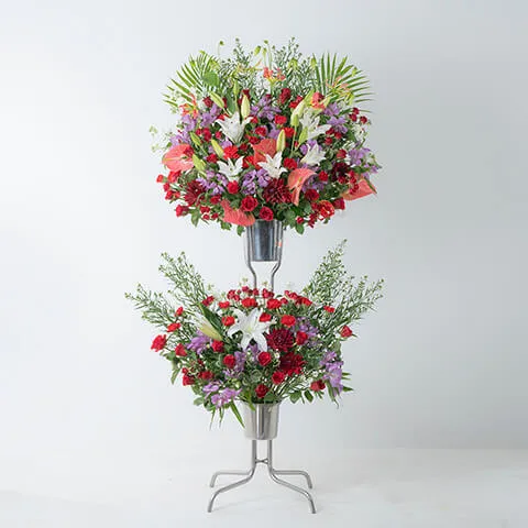 赤系スタンド花 2段華やかにおまかせ