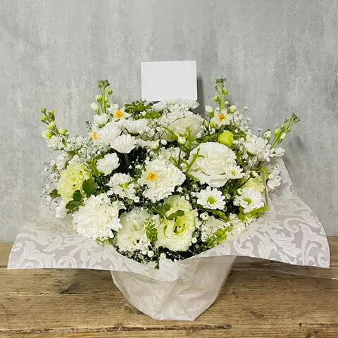 白基調のお供えアレンジメント