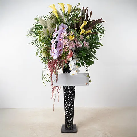 季節の花と胡蝶蘭のアートスタンド花コーン脚