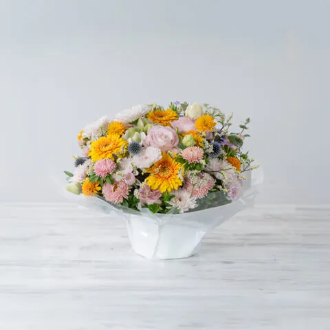 お供え用 季節のお任せ 明るい洋花 アレンジメント