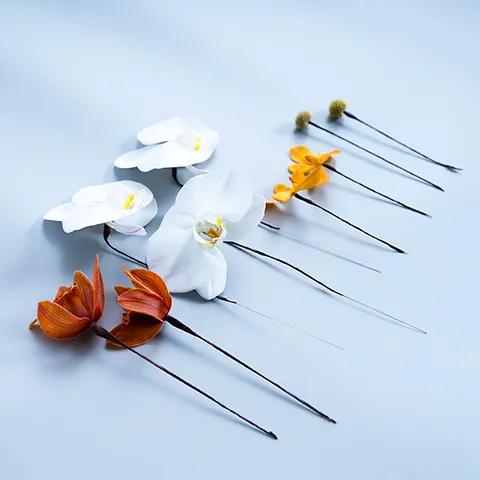 ヘッドドレス-胡蝶蘭と季節の花10輪
