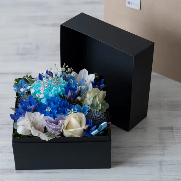 季節の花で紫ブルー系BOXフラワー(👑クラウン入り)