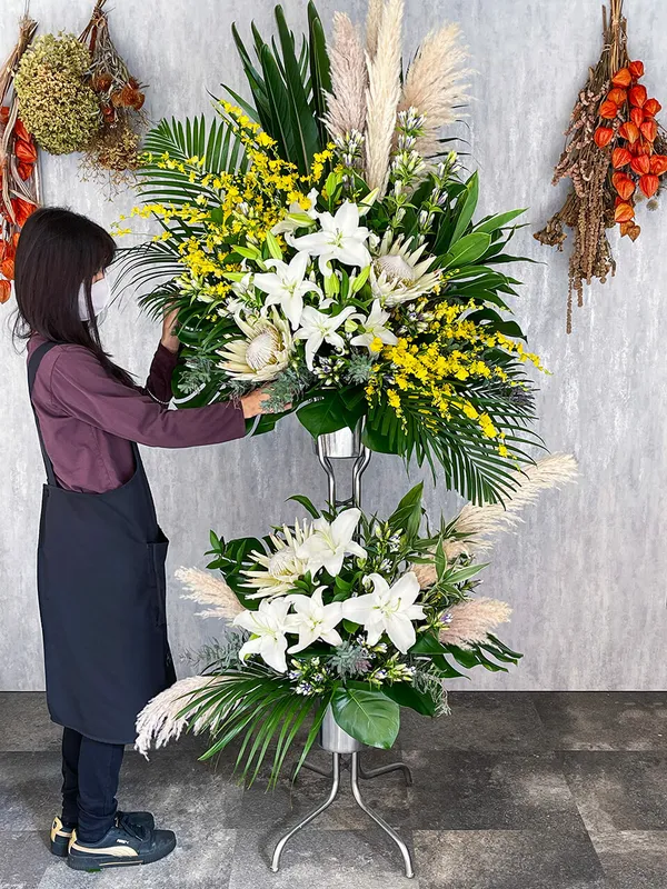 左右に流れるおまかせ2段スタンド花｜広島花屋オンラインショップ花将