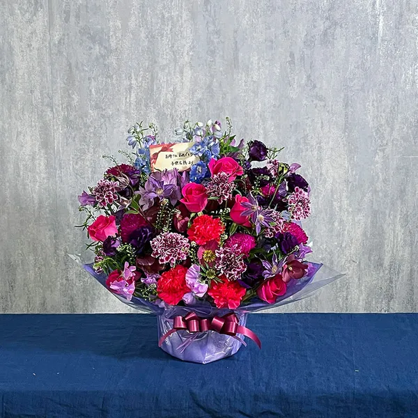 赤紫系季節の花でアレンジ花