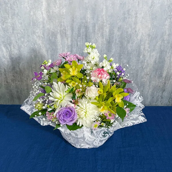 白ダリアと季節の花アレンジ