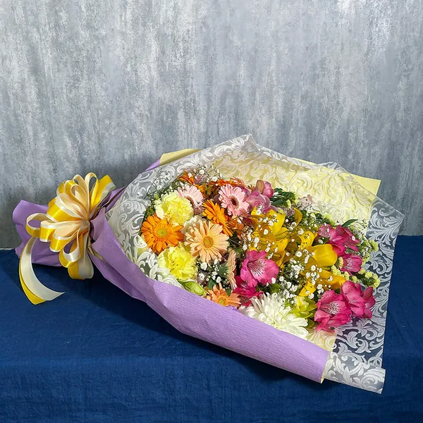 ミックスカラー 季節のお花で花束