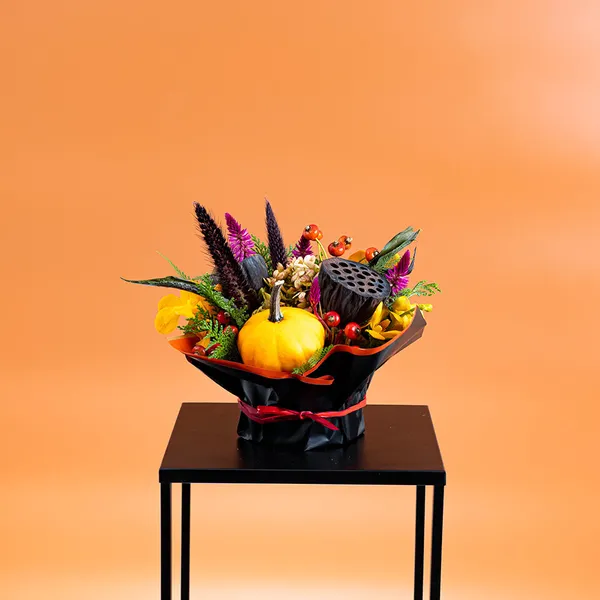 ハロウィンアレンジかぼちゃと季節の花