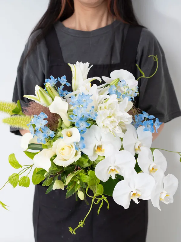 白グリーン系サムシングブルーのウエディングブーケ｜広島花屋