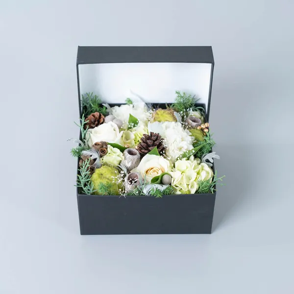 季節の花で白系ボックスフラワー｜広島花屋オンラインショップ花将