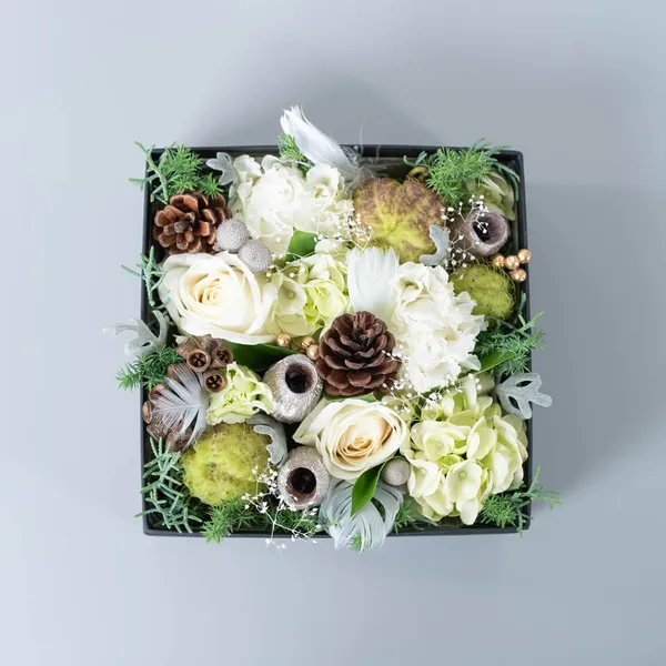 季節の花で白系ボックスフラワー｜広島花屋オンラインショップ花将