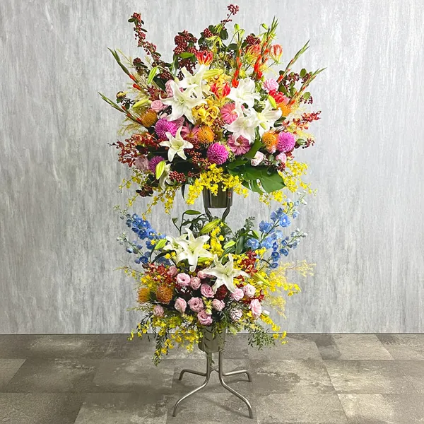 季節の花でミックスカラーのスタンド花　2段