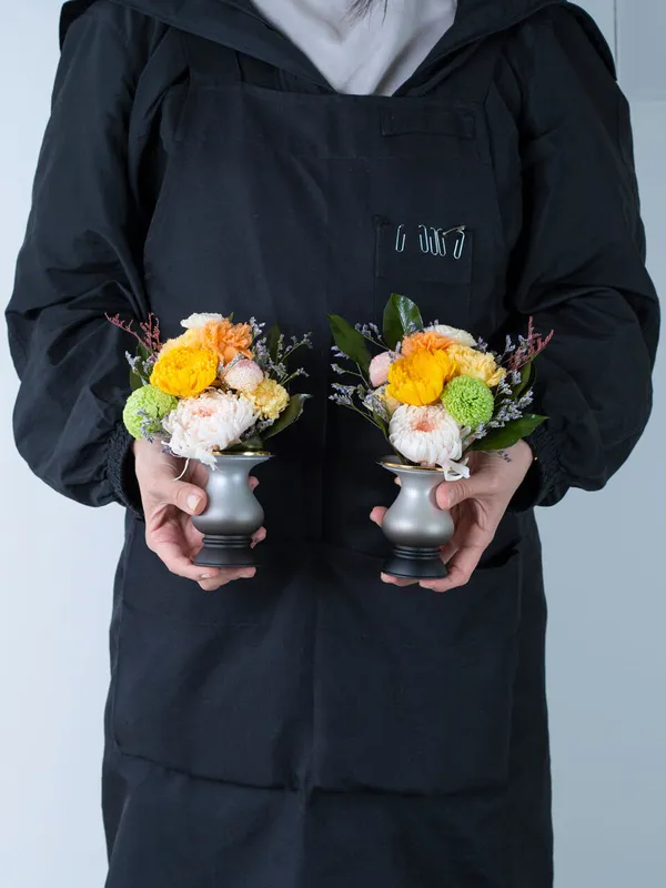 仏壇用 プリザーブドフラワー（花瓶シルバー色x2付き）黄色｜広島花屋