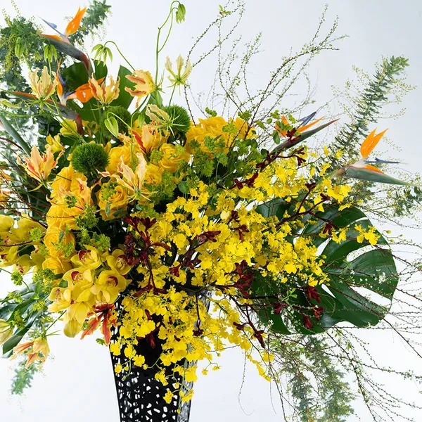 個性的な黄色系のアートスタンド花｜広島花屋オンラインショップ花将