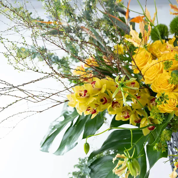 個性的な黄色系のアートスタンド花｜広島花屋オンラインショップ花将