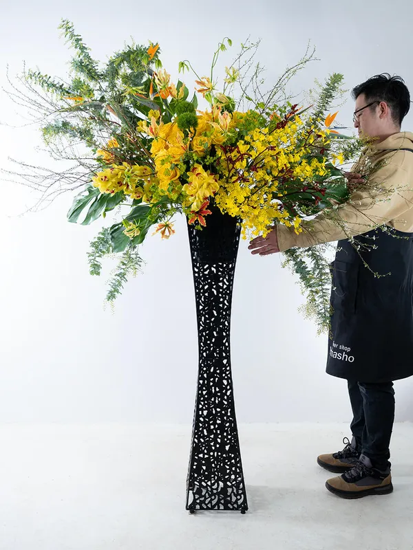 個性的な黄色系のアートスタンド花｜広島花屋オンラインショップ花将