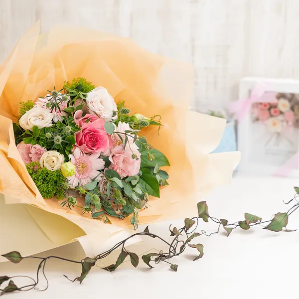 季節の花のピンク系花束