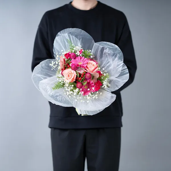 ピンクバラと季節のお任せ花束花びらラッピング