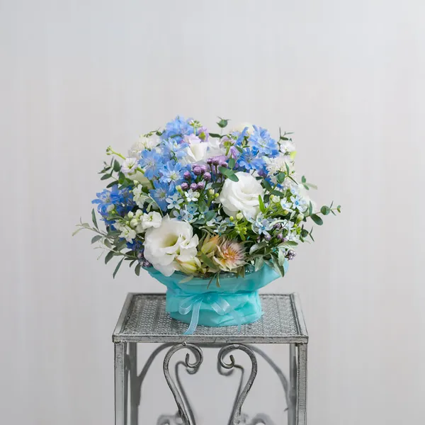 お供え用 季節の花で白ブルー系アレンジメント
