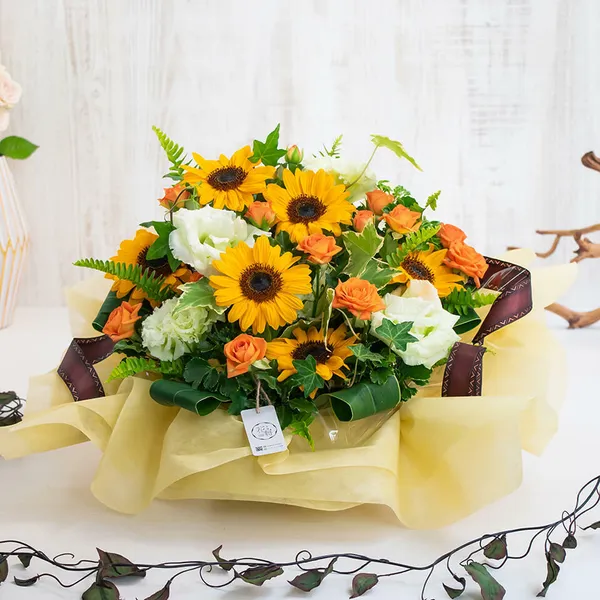 ひまわりと季節の花のアレンジメント