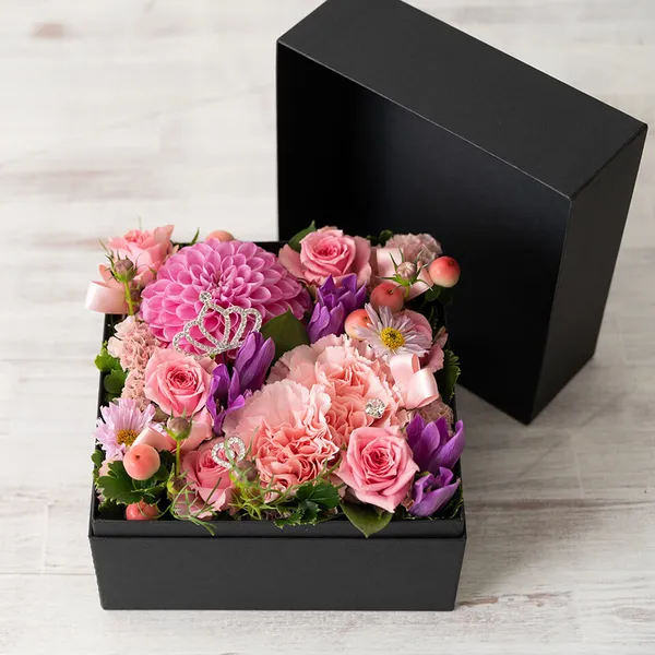 季節の花でピンク系BOXフラワー(👑クラウン入り)