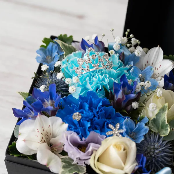 季節の花で紫ブルー系BOXフラワー（クラウン飾り）｜広島花屋