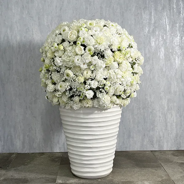 白系の花で球体