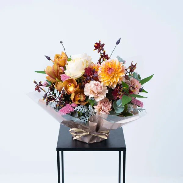 多様な色の花のアレンジメント カラーの花鉢が入荷しました！ すらりと伸びた茎が美しいカラー