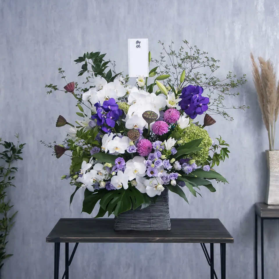 紫 ラグジュアリー 大きめフラワーアレンジメント 造花 胡蝶蘭 豪華お供え用胡蝶蘭アレンジメント｜広島花屋オンラインショップ花将