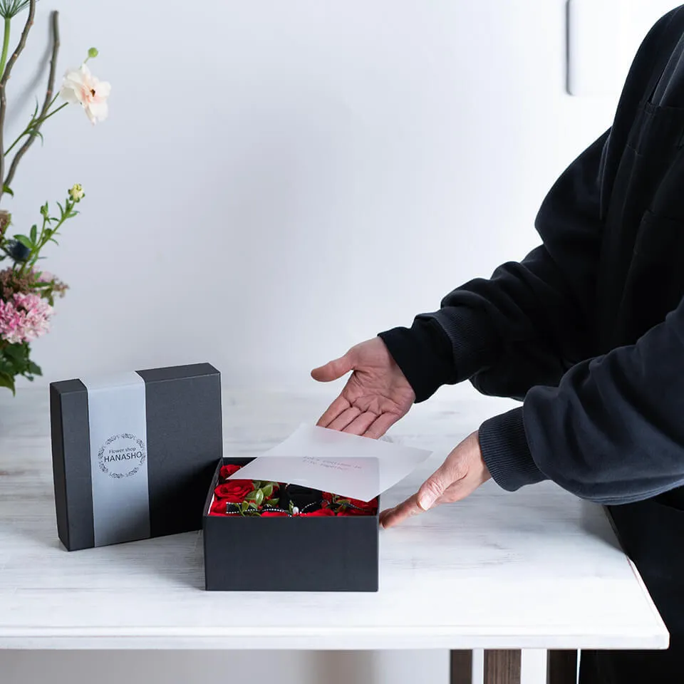 赤バラ12輪プリザーブドフラワーBOXリングピロー付き｜広島花屋