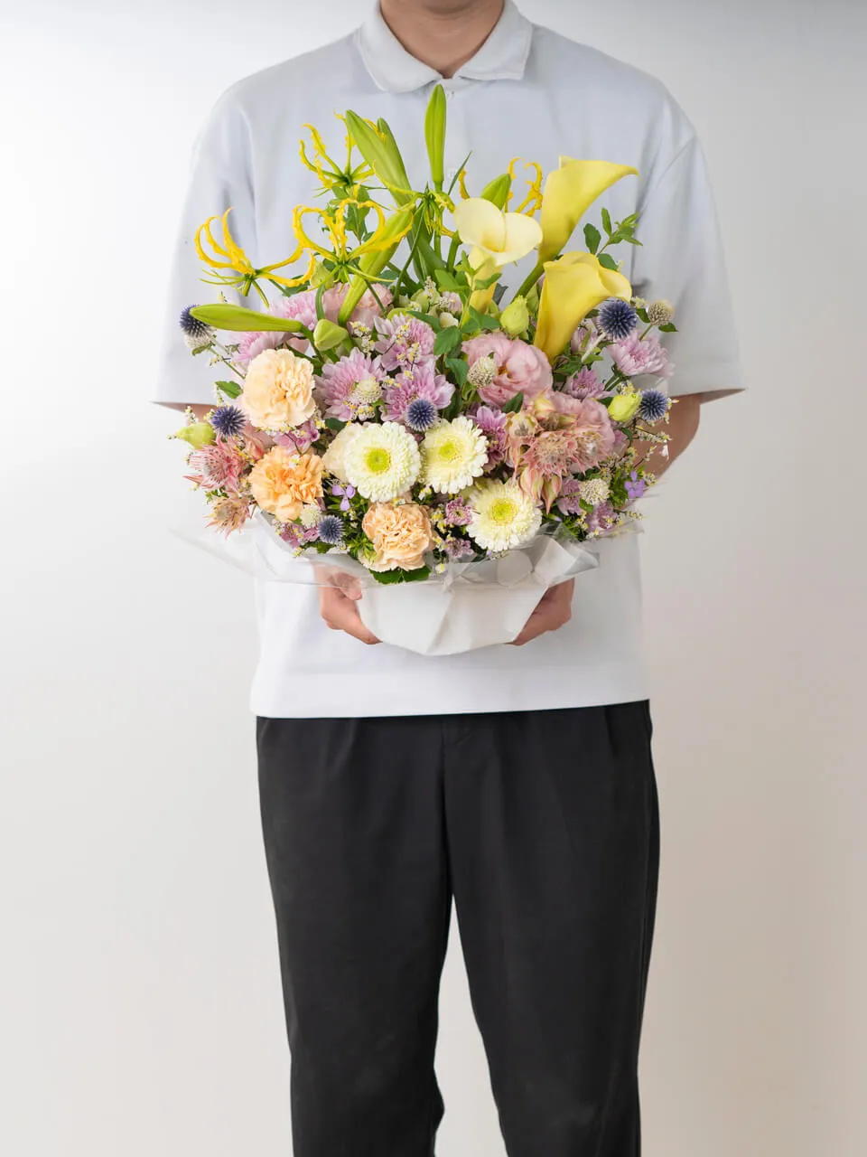 お供え用 季節のお任せ 明るい洋花 アレンジメント｜広島花屋