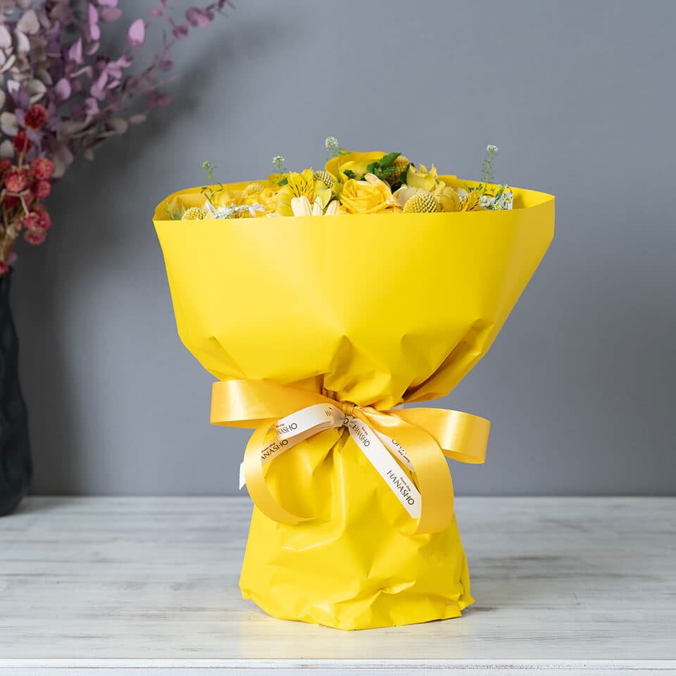 季節の花でビタミンイエロー スタンディングブーケ 商品画像 1