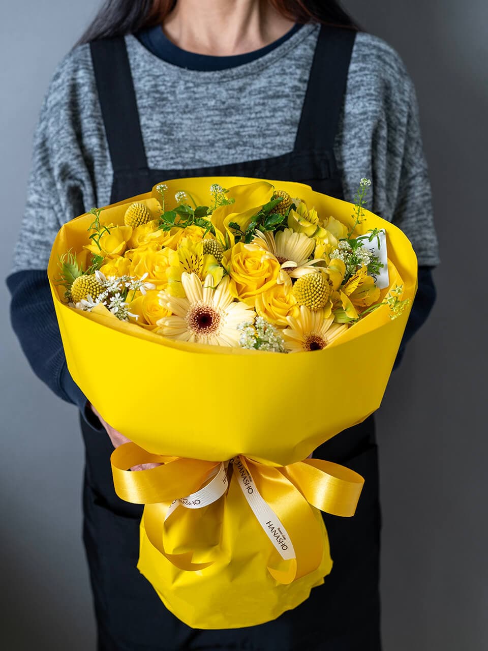 季節の花でビタミンイエロー スタンディングブーケ 商品画像 5