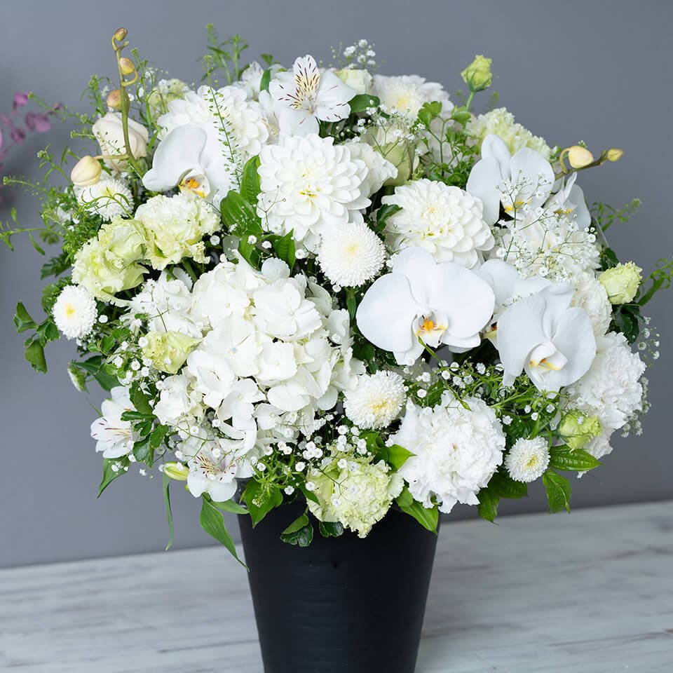 白基調で胡蝶蘭と季節の花アレンジメント 商品画像 4