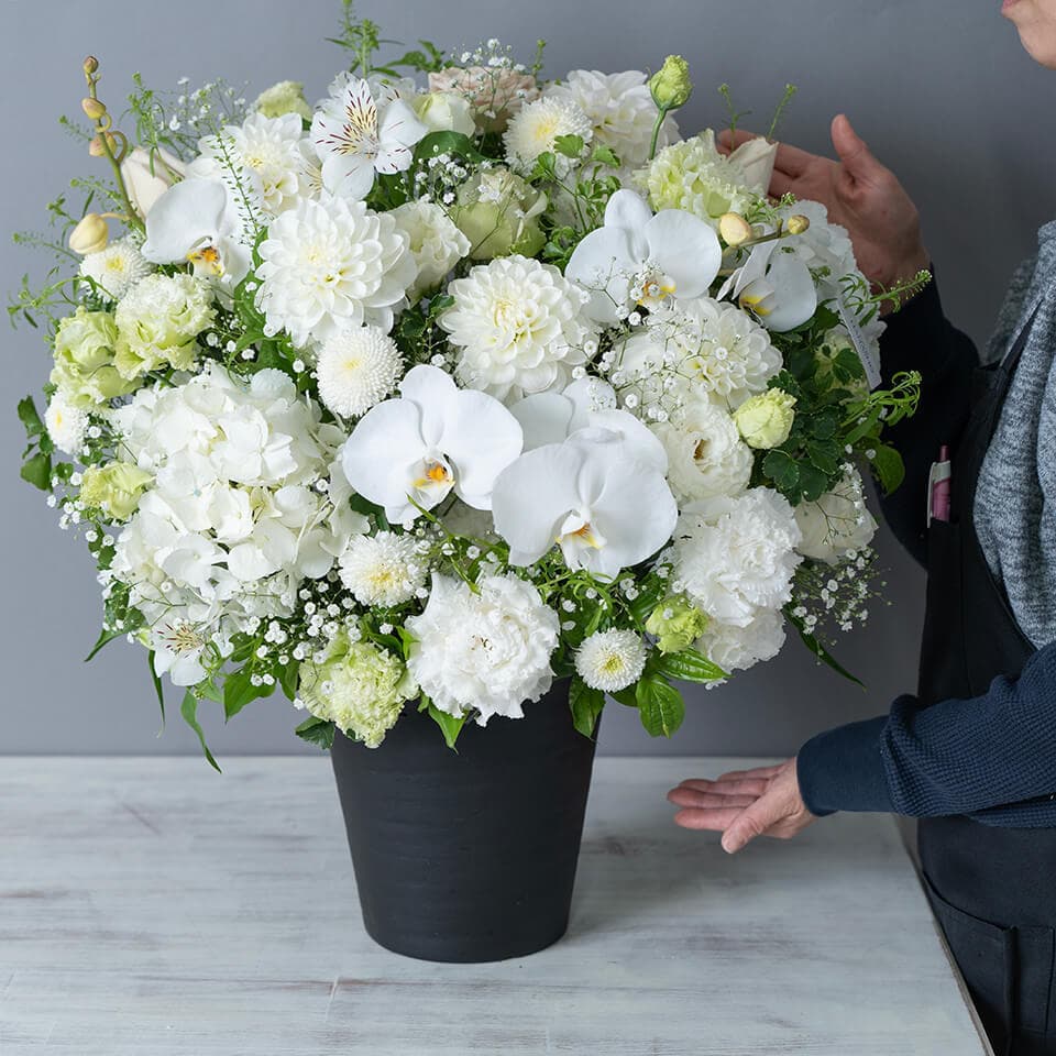 白基調で胡蝶蘭と季節の花アレンジメント 商品画像 5