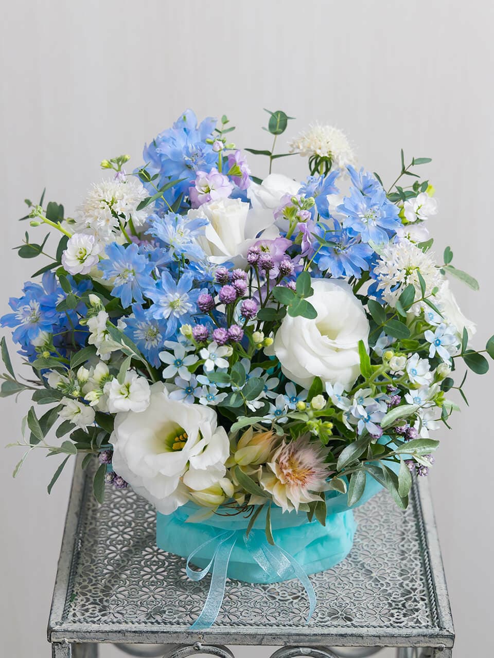 お供え用 季節の花で白ブルー系アレンジメント 商品画像 3