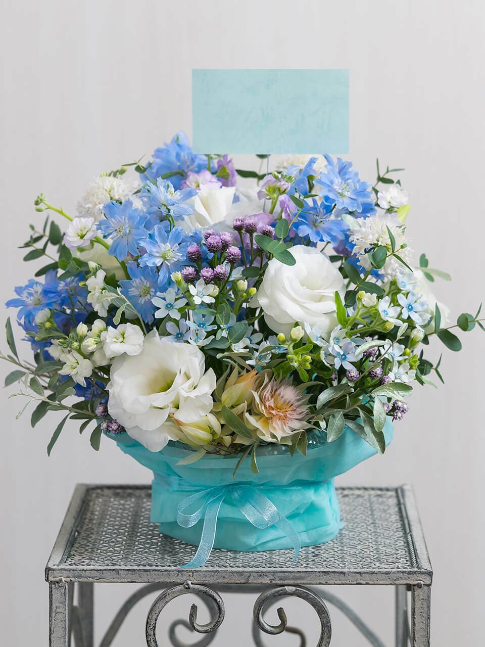 お供え用 季節の花で白ブルー系アレンジメント 商品画像 4