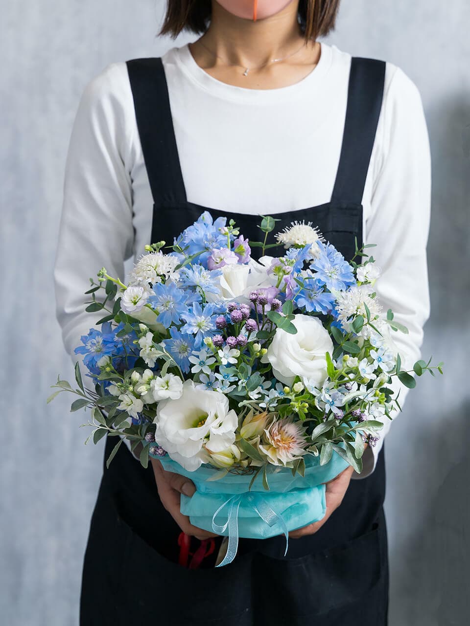 お供え用 季節の花で白ブルー系アレンジメント 商品画像 5