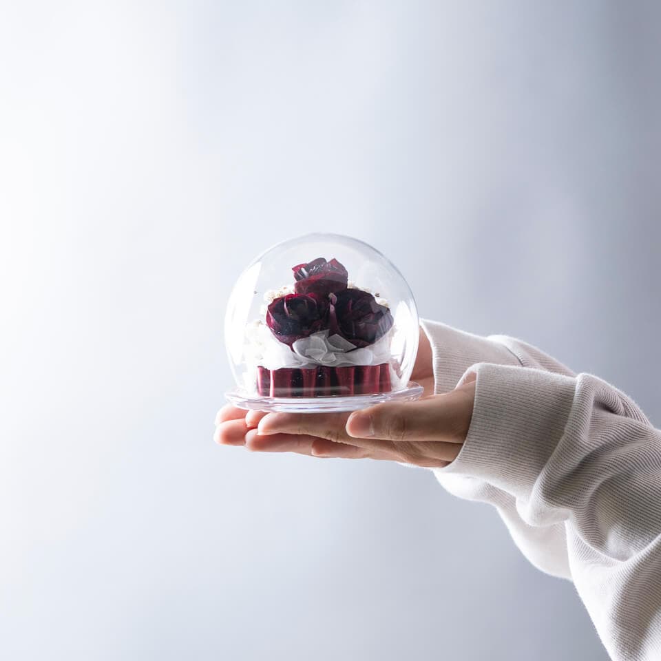 【赤バラ12本花束】と【ガラスドーム スモール】のセット(かすみ草入り) 商品画像 6