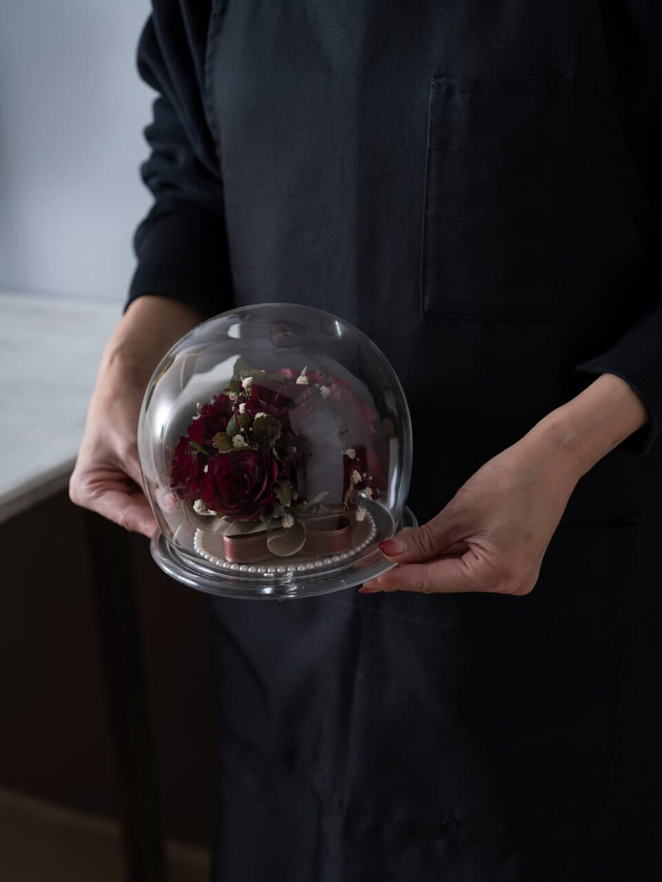 【赤バラ12本花束】と【ガラスドーム ラージ】のセット(かすみ草入り) 商品画像 5