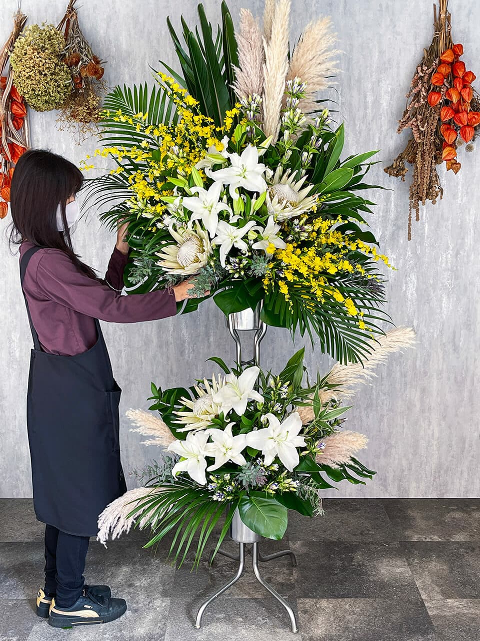 左右に流れるおまかせ2段スタンド花 商品画像 2