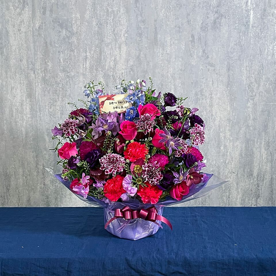 赤紫系季節の花でアレンジ花 商品画像 1