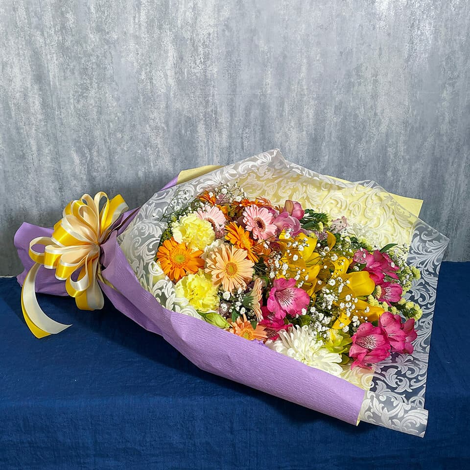 ミックスカラー 季節のお花で花束 商品画像 1