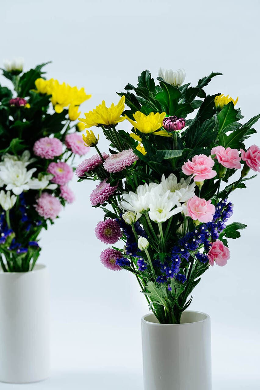 【墓用】菊メインの季節花の墓花 1対(左右に1つずつ) 商品画像 2