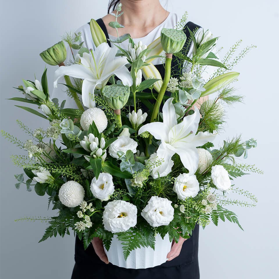 白基調の豪華お供えアレンジメント 商品画像 4