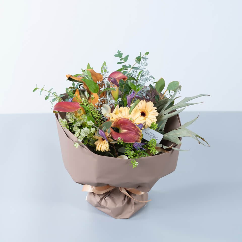 ナチュラル系の季節のお花 スタンディングブーケ 商品画像 1